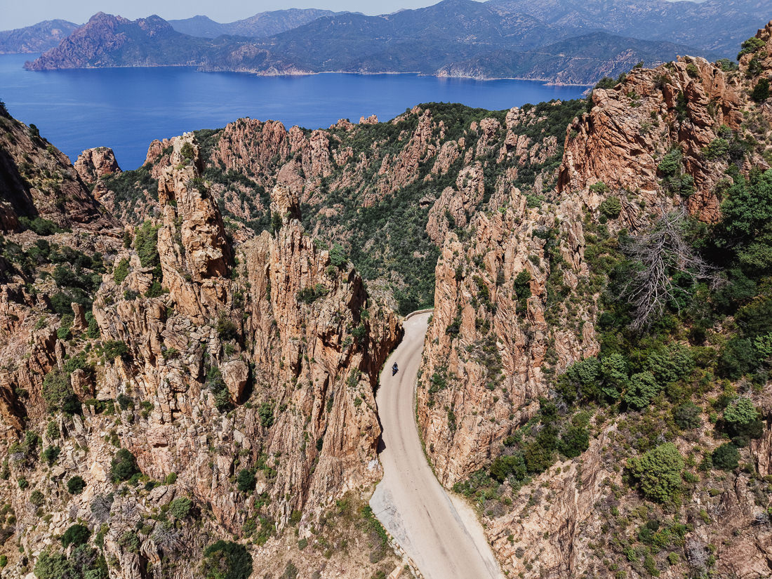 Straße durch die roten Felsen bei Piana über dem Golf an der Westküste Korsikas
