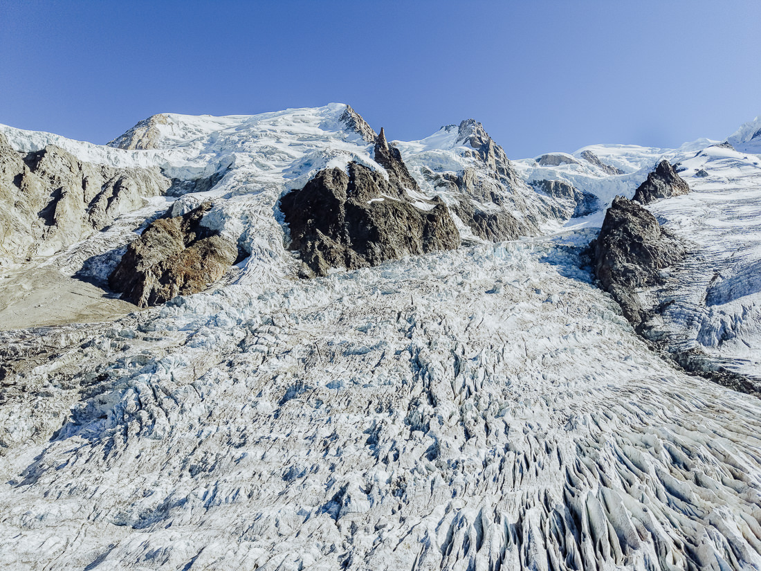 Eisbruch des Glacier des Bossons mit Ogiven und Séracs unter dunklen Felsen und Schneegipfeln